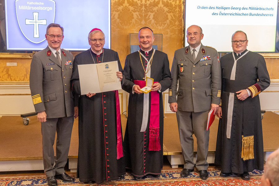 Propst Markus Grasl (Mitte) erhielt aus den Händen von Militärbischof Werner Freistetter (2.v.l.) das Silberne Ehrenkreuz vom hl. Georg für Verdienste um die Katholische Militärseelsorge Österreichs.